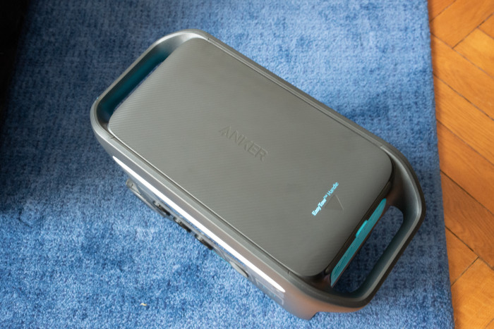 Induktionsladeflächen hat die Powerhouse 767 nicht. (Bild: Tobias Költzsch/Golem.de)