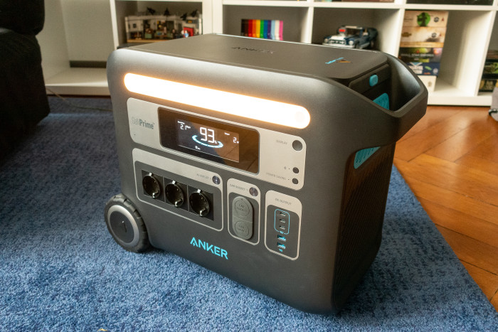 Die eingebaute Lampe auf der Vorderseite ist in drei Stufen regelbar. (Bild: Tobias Költzsch/Golem.de)