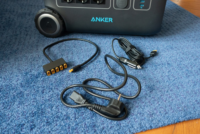 Als Zubehör wird ein Netzkabel, ein Ladekabel für den Zigarrettenanzünderanschluss im Auto und ein XT60-Ladeadapter mitgeliefert. (Bild: Tobias Költzsch/Golem.de)