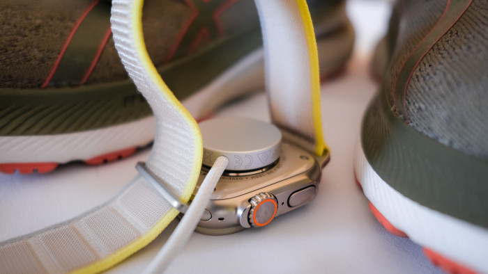 Der Ladepuk der Apple Watch Ultra hängt an einem schön flexiblen, mit Stoff überzogenen Kabel. (Bild: Steinlechner/Golem.de)