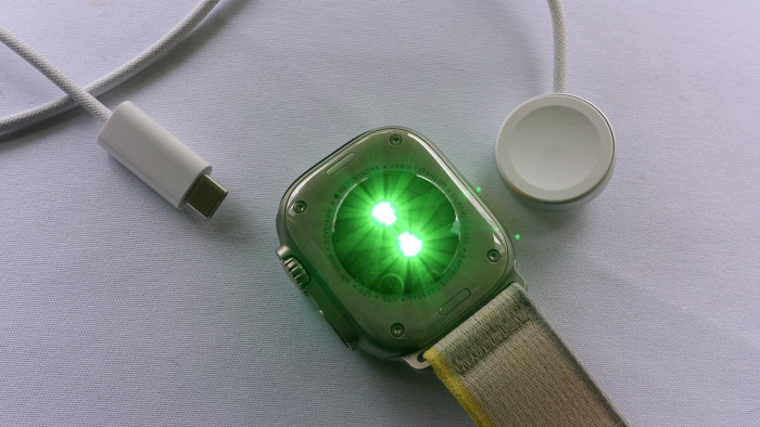 Auf der Rückseite leuchten die Dioden für die Pulsmessung. (Bild: Steinlechner/Golem.de)