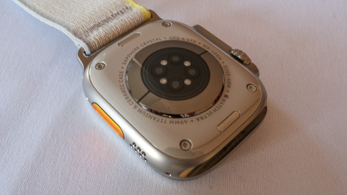 Die Rückseite ist angenehm glatt und kommt ohne jede scharfe Kante aus. (Bild: Steinlechner/Golem.de)