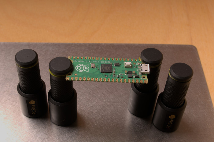 Beim PCBite werden Platinen in den Haltern festgeklemmt. Die Halter haften magnetisch auf der Bodenplatte - versehentliches Verschieben ist fast ausgeschlossen. (Bild: Johannes Hiltscher, Golem.de)