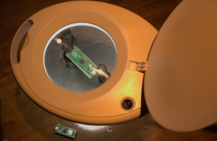 Mit der Lupenleuchte sind kleine Bauteile besser zu erkennen. Zum Vergleich unten der Raspberry Pi Pico in Originalgröße. (Bild: Johannes Hiltscher, Golem.de)