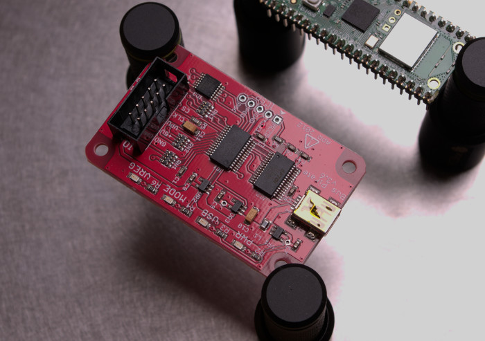 Der Bus Pirate ist ein echtes Universalwerkzeug: Er decodiert verschiedene Protokolle und lässt sich auch als Logikanalysator verwenden. (Bild: Johannes Hiltscher, Golem.de)