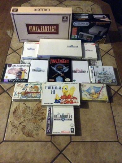 Auf diesem Gruppenbild sind zahlreiche Veröffentlichungen der ersten drei Final-Fantasy-Episoden zu sehen, darunter für Wonderswan, Playstation, Playstation Portable und natürlich das Nintendo Entertainment System. (Bild: Medienagentur Plassma)