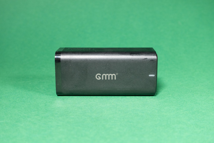 Das Ladegerät ist als Tischnetzteil gedacht und wird mit einem Stromkabel geliefert. (Bild: Tobias Költzsch/Golem.de)