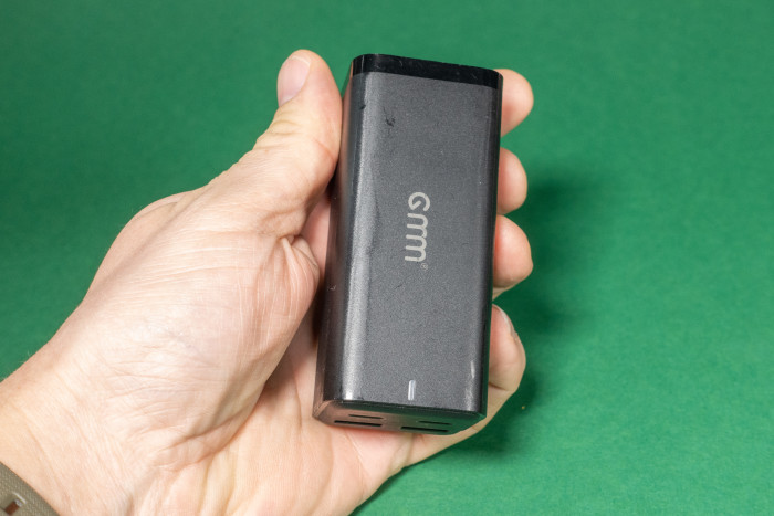 Das GaN-Ladegerät von GMM ist das kompakteste unter unseren Testkandidaten. (Bild: Tobias Költzsch/Golem.de)