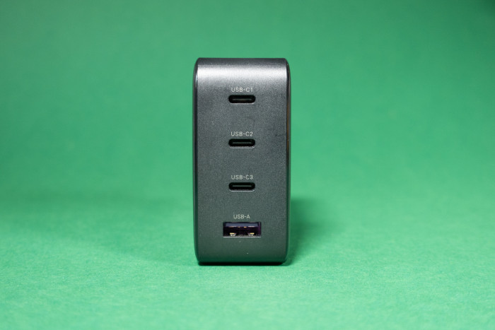 Das Nexode 100W von Ugreen hat ebenfalls vier Anschlüsse. (Bild: Tobias Költzsch/Golem.de)