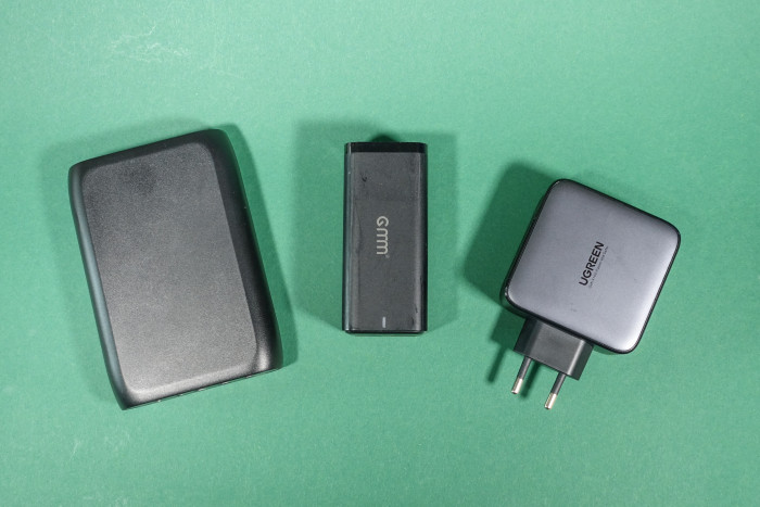 Der Größenunterschied zwischen den GaN-Modellen und dem Cshare ohne Galliumnitrid sind deutlich. (Bild: Tobias Költzsch/Golem.de)