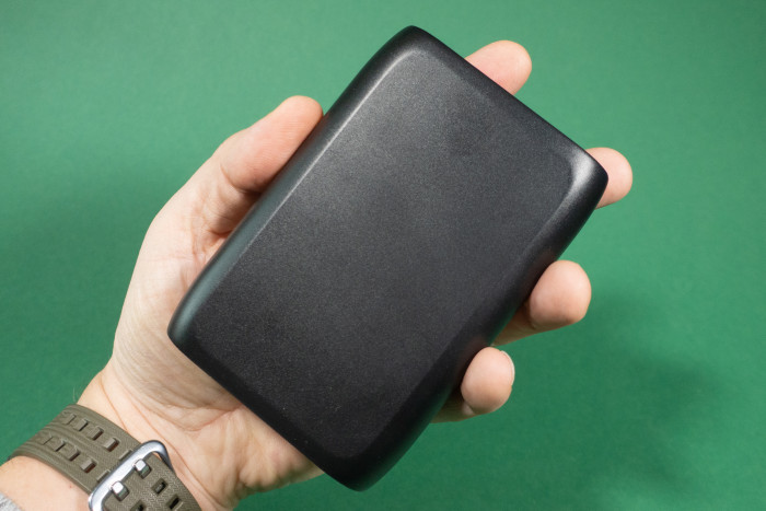 Das Cshare 100W füllt fast unsere gesamte Handinnenfläche aus. (Bild: Tobias Költzsch/Golem.de)