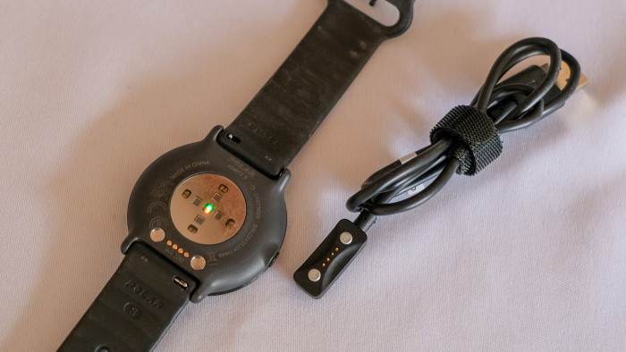 Die Ignite 3 wird mit einem magnetischen Lade-Dings geladen. (Foto: Steinlechner/Golem.de)