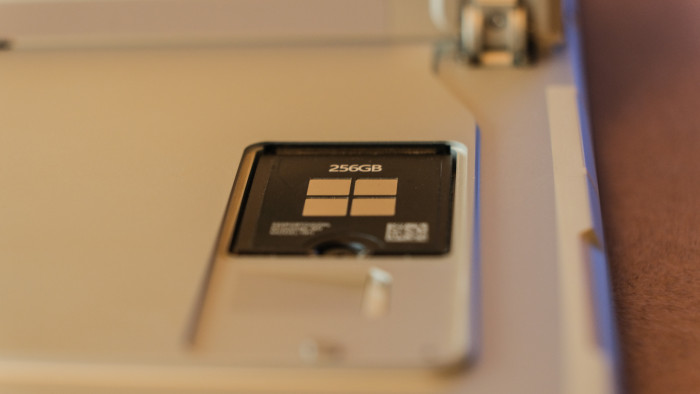 Die SSD ist leicht erreichbar. (Oliver Nickel/Golem.de)