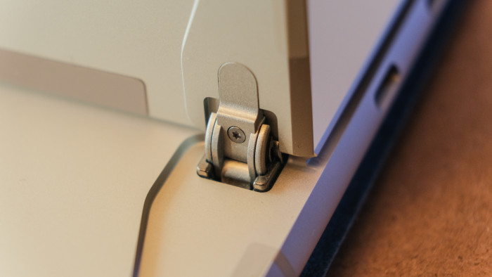 Das Pro 9 ist wieder mit typischem Klappscharnier ausgestattet. (Oliver Nickel/Golem.de)