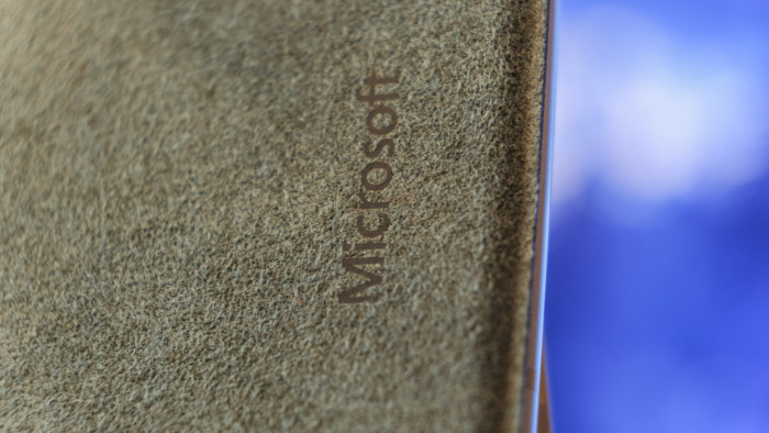 Das Type Cover ist in den typischen Stoffüberzug gekleidet. (Oliver Nickel/Golem.de)