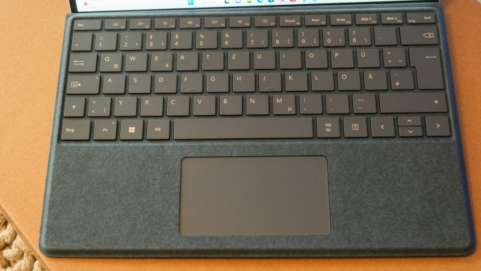 Tastatur und Mauspad sind weiterhin nicht die besten, aber gut nutzbar. (Oliver Nickel/Golem.de) 