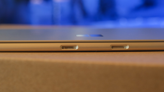 Das Type Cover wird magnetisch angesteckt. (Oliver Nickel/Golem.de)