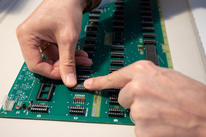 Die Boards werden von Hand bestückt. (Bild: Martin Wolf / Golem.de)