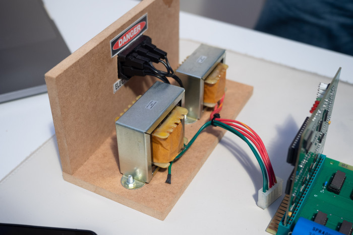 Ein Netzteil gibt es nicht dazu - das muss man sich selbst bauen. (Bild: Martin Wolf / Golem.de)