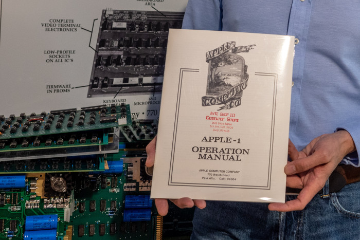 Das Handbuch des Apple 1 kann ebenfalls bei Armin Hierstetter erworben werden. (Bild: Martin Wolf / Golem.de)