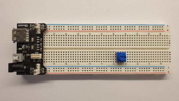 Steckplatine mit Drehwiderstand (Potentiometer in Blau) und Platine zur externen Spannungsversorgung (Bild: Marcus Toth)