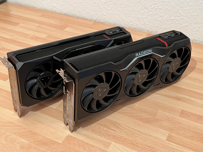 Die Radeon RX 7900 XTX (vorne) und Radeon RX 7900 XT unterscheiden sich leicht in ihren Abmessungen. Das XTX-Modell ist etwas größer.
