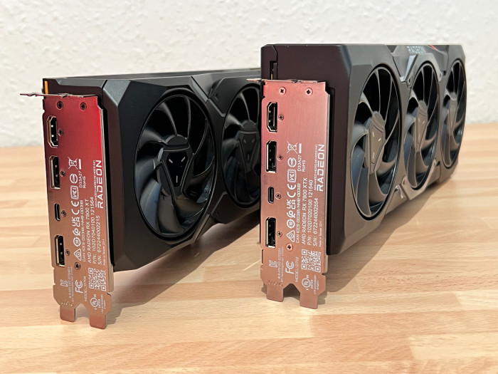 Wie bereits beim Vergleich RX 6800 XT und RX 6900 XT ist auch bei RDNA3 das Topmodell etwas größer, um die zusätzlichen 50 Watt abführen zu können.
