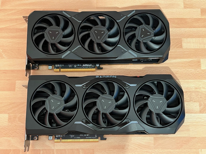 Neben mehr Kühlfläche ist auf der RX 7900 XTX außerdem eine Beleuchtung verbaut, während die RX 7900 XT an dieser Stelle graue Plastikstreifen hat.