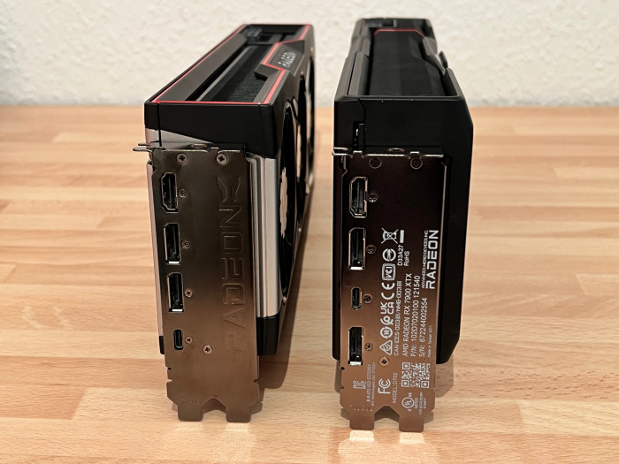 Wir sehen, dass es trotz unterschiedlichem Design keine wesentlichen Unterschiede zwischen der RX 7900 und der RX 6900 gibt. Die Anschlüsse sind jedoch nur optisch alt, denn DP2.1 und HDMI 2.1 gab es bei RDNA2 nicht.