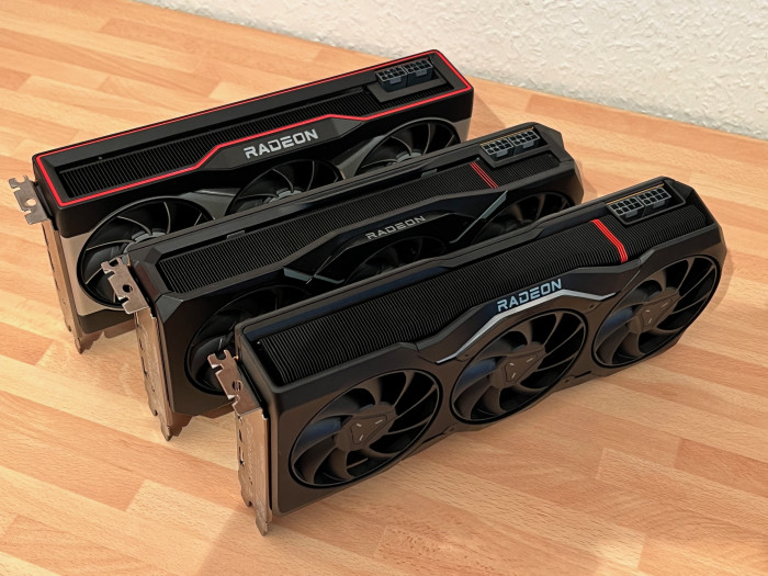 Zwischen den größeren Modellen wirkt die Radeon RX 7900 XT etwas verloren, aber bei der Rechenleistung wird sie sicherlich deutlich mehr bieten als die RDNA2-Karte.