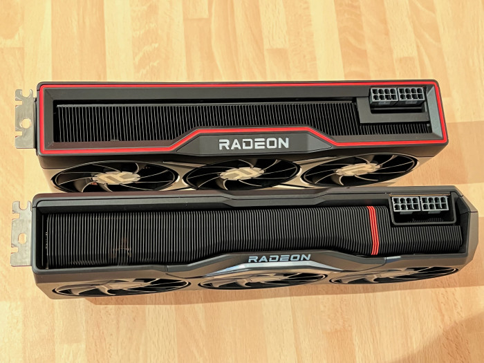 Im direkten Vergleich sehen wir die höhere Dichte der Kühlrippen, hier hat AMD offenbar etwas optimiert, um die Lautstärke zu reduzieren und Temperaturen niedrig zu halten.