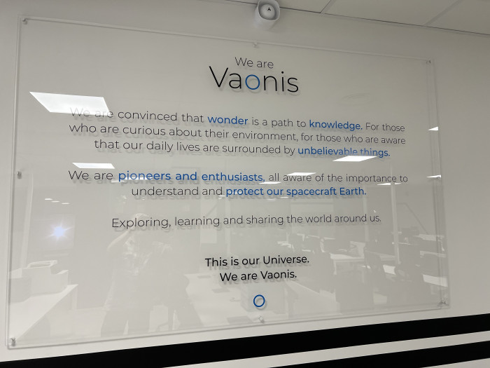 Der Unternehmensclaim von Vaonis, die ihren Sitz in der N&auml;he von Montpellier in S&uuml;dfrankreich haben (Bild: Mario Keller)