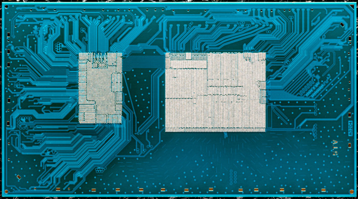 Auf einem Multi-Die-Package werden mehrere Chips montiert und verbunden. Die unterschiedlich großen Pads verraten: Rechts wird ein Prozessor verlötet, der viele Kontakte für PCIe, Speicher und Spannungsversorgung benötigt. (Bild: AT&amp;S)