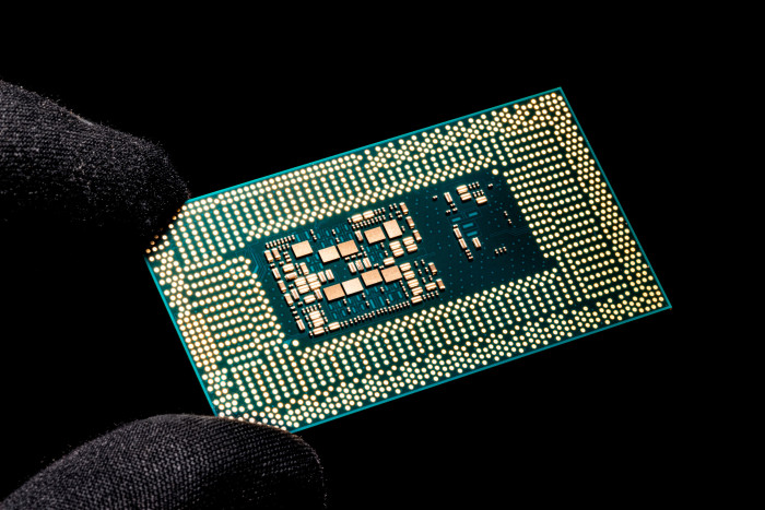 Moderne Substrate verteilen nicht nur die Kontakte des Chips auf eine größere Fläche, sie enthalten ganze Schaltungen. (Bild: AT&amp;S)