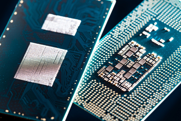 Links die Kontaktflächen für den Chip: Er wird mit Tausenden kleiner Pads verlötet. Auf der Unterseite finden sich komplexe Schaltungen. (Bild: AT&amp;S)