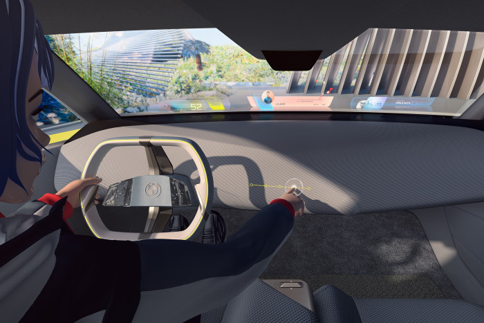 Die Inhalte erscheinen auf dem erweiterten Head-up-Display, das sich &uuml;ber die gesamte Breite der Windschutzscheibe erstreckt. (Foto: BMW)