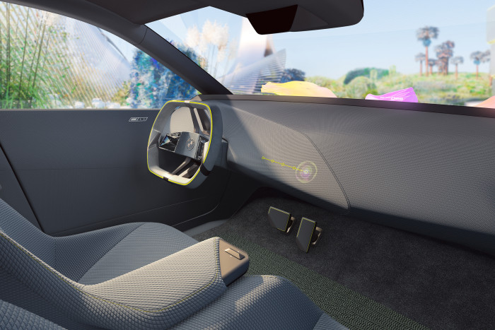 Langfristig k&ouml;nnte die gesamte Windschutzscheibe als Projektionsfl&auml;che genutzt werden. (Foto: BMW)