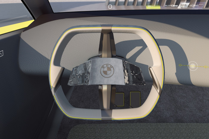 Das ungew&ouml;hnliche Lenkrad mit einer vertikalen Speiche hat zwei ber&uuml;hrungsempfindliche Bedienfl&auml;chen. (Foto: BMW)