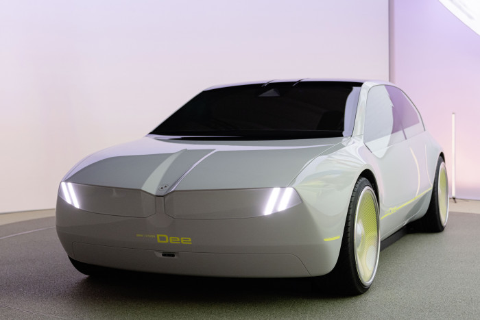 Vor der Pr&auml;sentation auf der CES hat BMW den iVision Dee bereits in seinem Fahrsicherheitszentrum in Maisach gezeigt. (Foto: BMW)