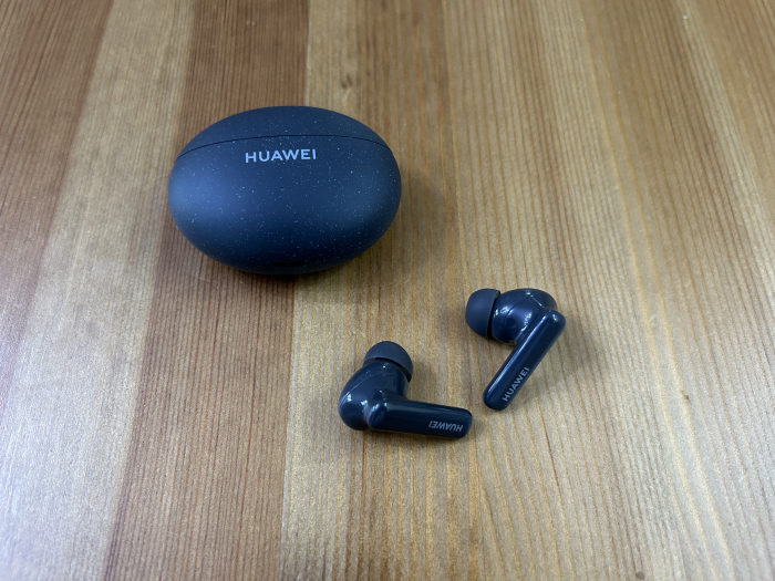 Huawei Freebuds 5i mit Ladeetui (Bild: Ingo Pakalski/Golem.de)