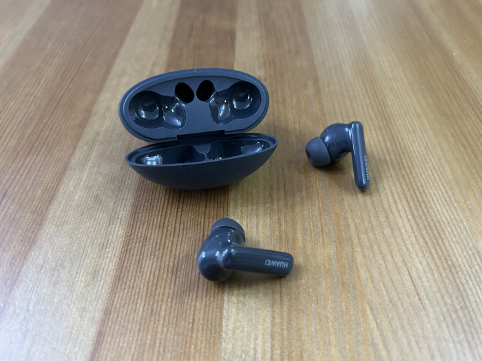 Huawei Freebuds 5i mit Ladeetui (Bild: Ingo Pakalski/Golem.de)