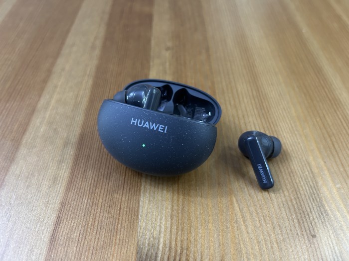 Huawei Freebuds 5i mit Ladeetui (Bild: Ingo Pakalski/Golem.de)