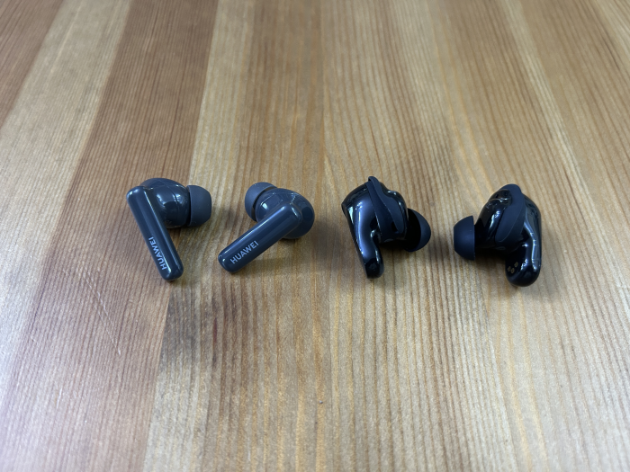 Links die Freebuds 5i, rechts daneben die Quiet Comfort Earbuds II von Bose (Bild: Ingo Pakalski/Golem.de)