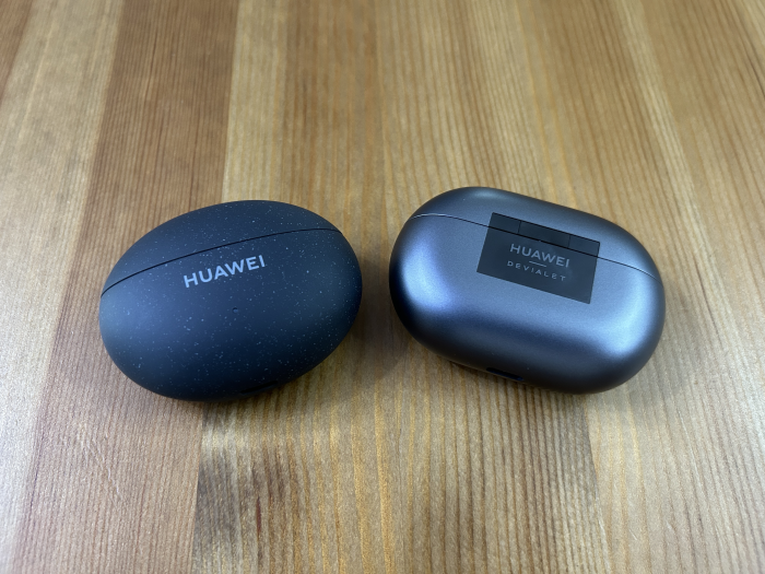 Links das Ladeetui der Freebuds 5i, rechts daneben das Ladeetui der Freebuds Pro 2 (Bild: Ingo Pakalski/Golem.de)