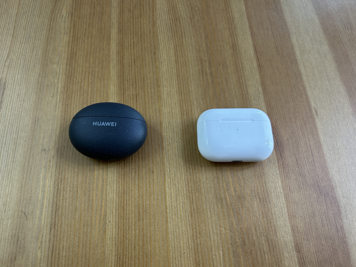 Links das Ladeetui der Freebuds 5i, rechts daneben das Ladeetui der  Airpods Pro 2 von Apple (Bild: Ingo Pakalski/Golem.de)