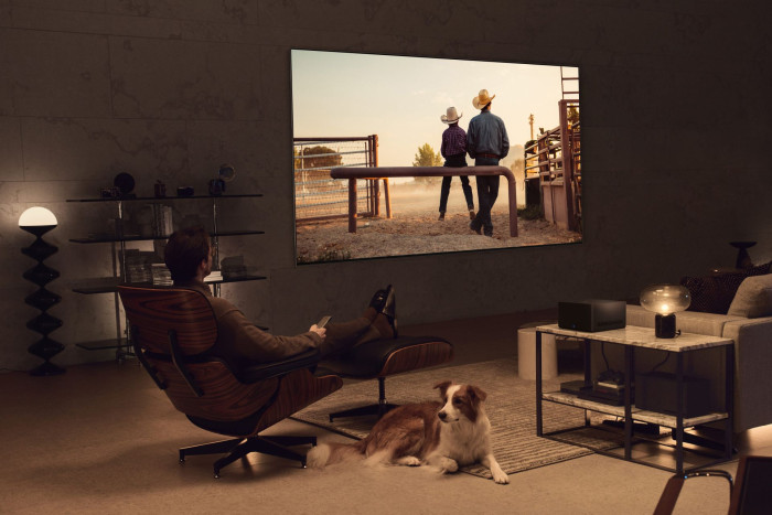 Der Signature OLED TV M3, im Vordergrund auf dem Tisch die Anschlussbox (Bild: LG)