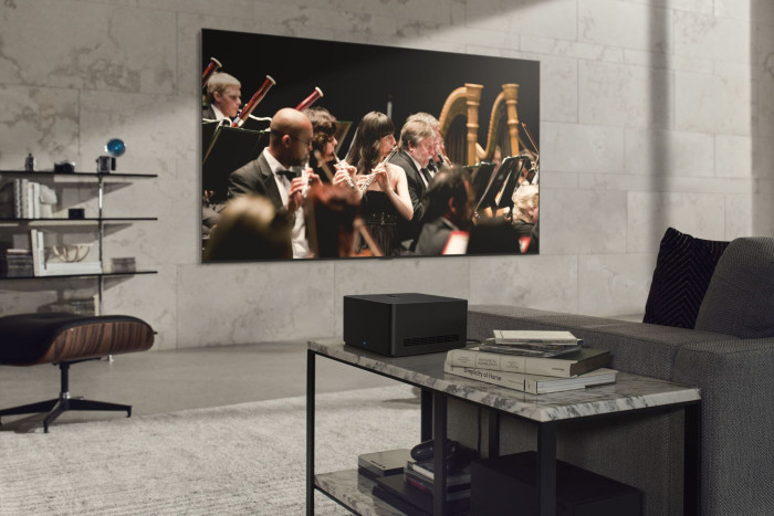 Der Signature OLED TV M3, im Vordergrund auf dem Tisch die Anschlussbox (Bild: LG)
