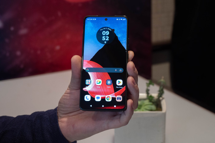 Das Lenovo Thinkphone von Motorola hat ein 6,6 Zoll gro&szlig;es OLED-Display. (Bild: Martin Wolf/Golem.de)