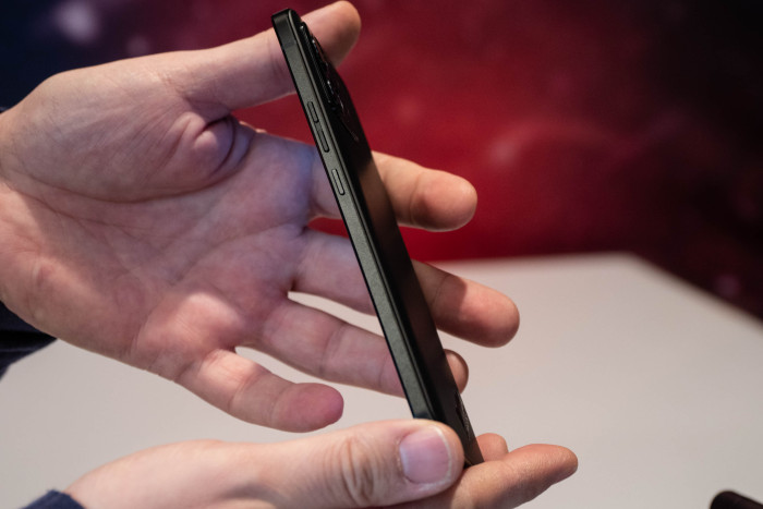 Das Thinkphone ist &uuml;berraschend kompakt. (Bild: Martin Wolf/Golem.de)