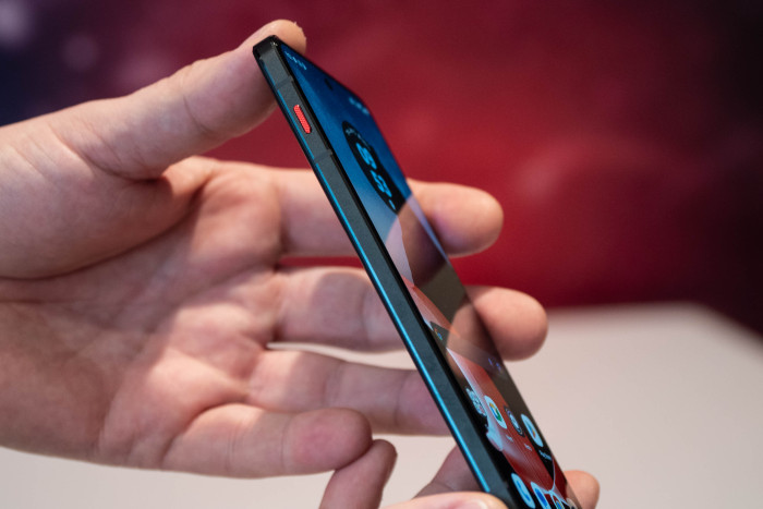 Der rote Button kann als Shortcut f&uuml;r Apps oder Funktionen verwendet werden. (Bild: Martin Wolf/Golem.de)